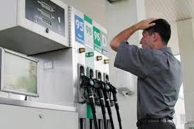 Carburantii, energia, tigarile si bauturile alcoolice se scumpesc de la 1 ianuarie