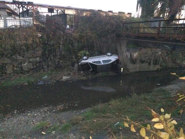 cazut-cu-masina-in-valea-zalaului0_57428
