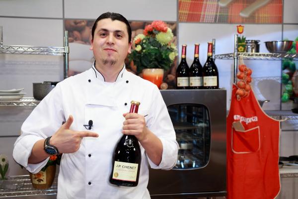 Chef Adrian Szucs va gati sambata  la Cehu Silvaniei aproximativ 300  de portii pentru copiii defavorizati