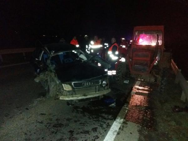 ciocnirea-dintre-un-audi-si-un-tractor-langa-simleu-s-a-soldat-cu-moartea-unui-barbat-si-cu-sapte-raniti07_57837