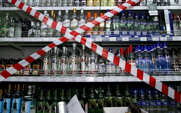 Comerciantii care vand alcool minorilor, risca amenzi de 6.000 de lei si suspendarea activitatii. Proiect