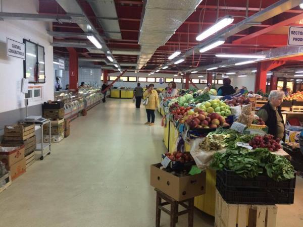 comerciantii-din-hala-agroalimentara-spera-sa-poata-vinde-ceva-pana-la-pasti-apoi-dumnezeu-cu-mila08_54988