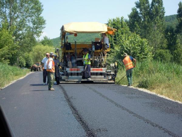 consiliul-judetean-salaj-promite-ca-pune-asfalt-pe-71-de-kilometri-de-drumuri-judetene-in-201806_58868