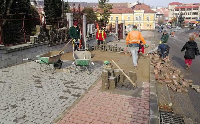 Constructorul trotuarului "pe val" de pe strada Gh. Doja a primit termen doua saptamani sa-l refaca… si l-a refacut!