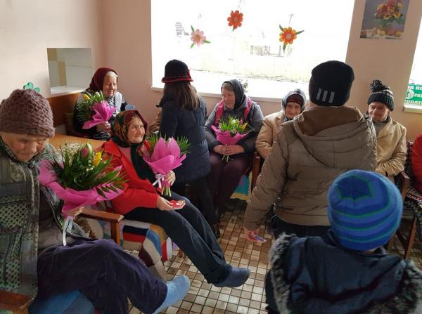 copiii-de-la-scoala-gheorghe-lazar-din-zalau-au-facut-o-bucurie-femeil15_59129