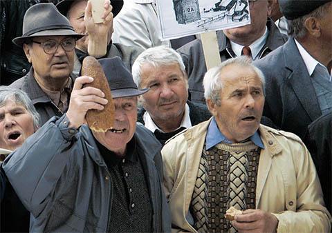 daca-un-parlamentar-pensionar-mananca-o-paine-intreaga-pe-zi-un-pensionar-apolitic-trebuie-sa-se-multumeasca-cu-o-felie04_55856