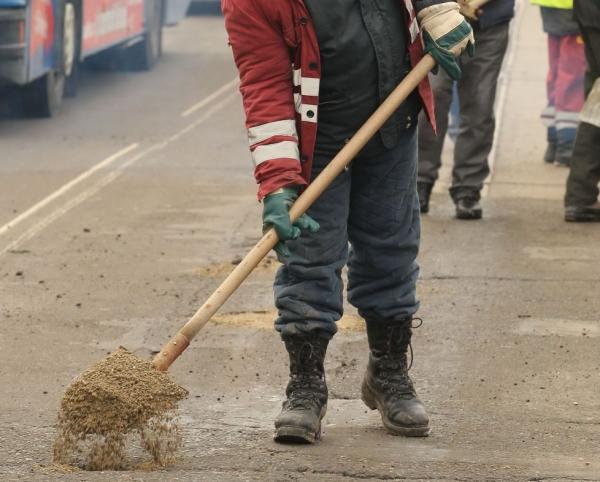 deszapezire-cu-nisip-la-zalau-desi-nu-mai-e-voie-pentru-ca-drumurile-sunt-pline-de-gropi-si-denivelari07_57873