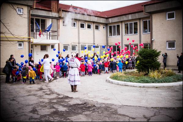 Din sufletele mari ale celor mici, ‘La multi ani!’ României