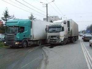 doua-tir-uri-unul-de-slaj-si-unu-de-arad-s-au-acroat-la-ieire-din-ileanda-spre-dej-pe-drumul-european-e580_55675