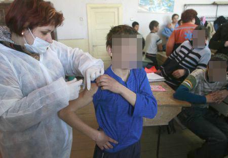dsp-intrat-in-forta-in-marile-comunitati-de-romi-din-salaj-cu-vaccinul-impotriva-rujeolei01_56346