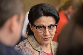 Ecaterina Andronescu a dat cu nuca-n perete. De ce a fost demisa?