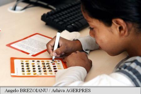 elevii-care-abia-au-ce-manca-primesc-bani-de-un-calculator0_54654