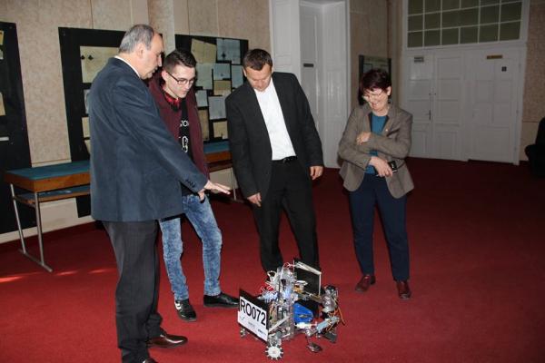 elevii-de-la-api-au-sumls-o-promisiune-de-sustinere-din-partea-primariei-zalau-cu-robotul-smarty0_58995