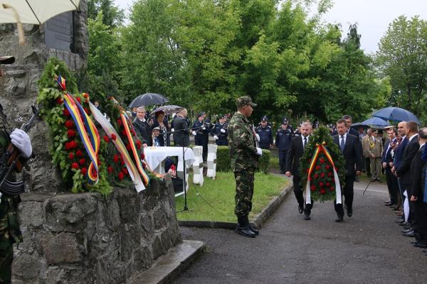 elevii-din-zalau-au-insufletit-ieri-ceremonia-de-ziua-eroilor-din-cimitirul-celor-care-si-au-dat-viata-pentru-patrie05_55562