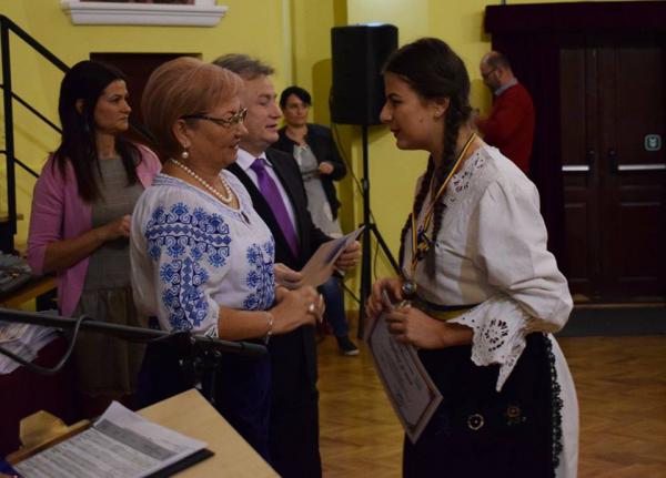 Elevii salajeni premiati  la olimpiade si profesorii  lor au primit bani si felicitari vineri, de Ziua Educatiei