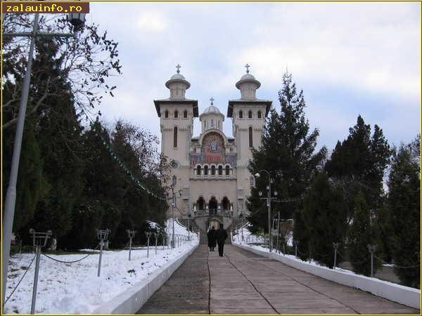 episcopia-l-a-dat-afara-din-serviciu-pe-cantaretul-care-batut-un-credi010_59473