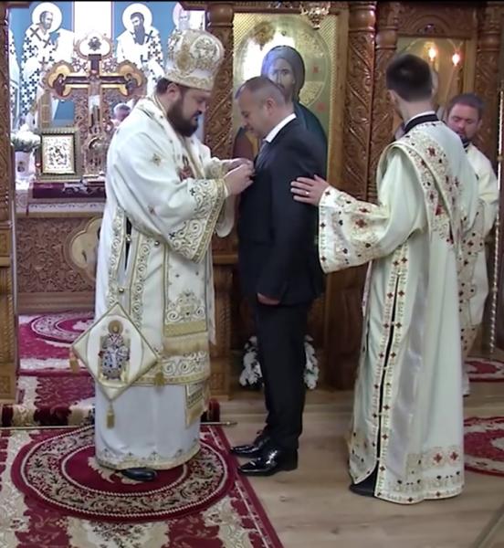 Episcopul Salajului, Petroniu,  i-a oferit afaceristului Dan Radu  distinctia Crucea Salajeana