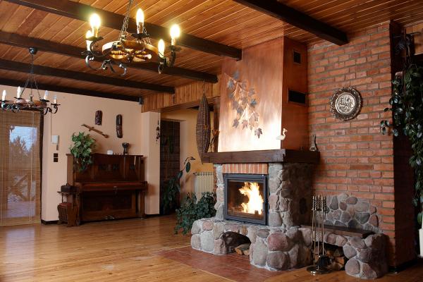 farmecul-semineului-rustic-intr-o-casa-de-vacanta-la-munte0_59583