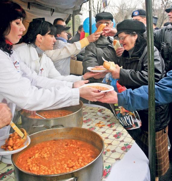 Fasole cu cârnati gratis de Ziua Nationala, la Zalau si Simleu