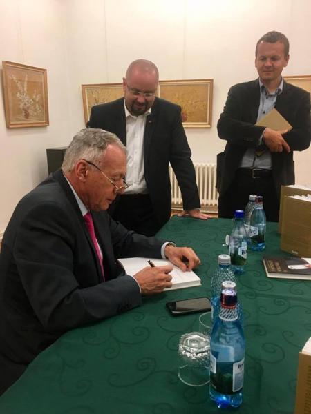 fostul-ministru-al-mediului-laszlo-borbely-le-a-vandut-udmr-istilor-salajeni-noua-lui-carte-cu-30-de-lei-bucata03_57239