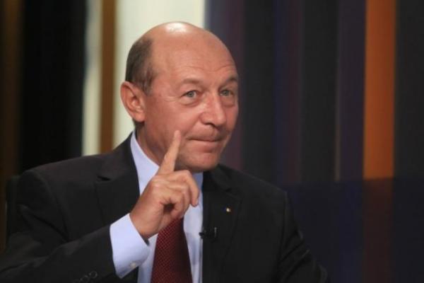 Fostul presedinte Traian Basescu spune ca România,  stat membru NATO si UE, "se afla la mâna si mintea  unui psihopat incult, dar avid de putere"