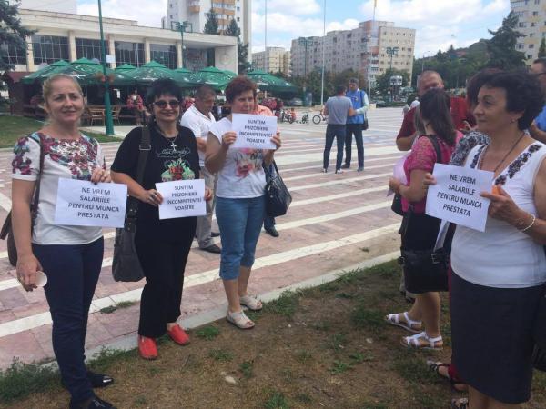 functionarii-din-surduc-au-protestat-ieri-in-fata-prefecturii-salaj0_56429