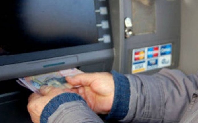 A gasit bani într-un bancomat din Zalau si i-a predat politie