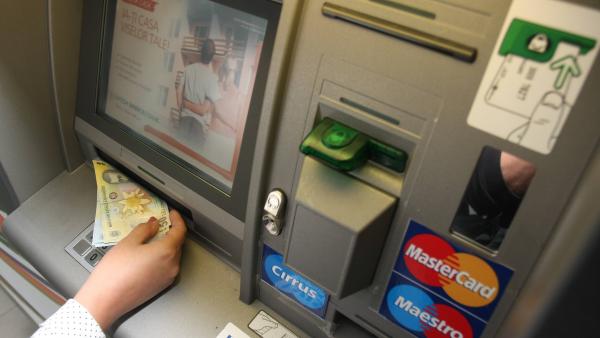 gata-cu-comisionul-la-retragerea-de-bani-din-cont-indiferent-daca-se-face-la-ghiseu-sau-la-bancomat0_55370