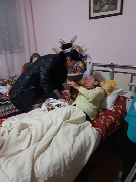 gest-umanitar-facut-de-o-mana-de-dascali-pentru-batranii-din-azilul-de-la-tihau1_57914