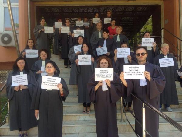 grefierii-salajeni-au-protestat-ieri-in-fata-tribunalului-salaj-impotriva-legii-salarizarii0_55609