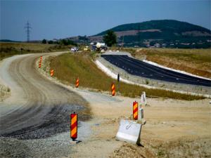 Bechtel da afara peste 1.900 de angajati de pe santierul Autostrazii Transilvania