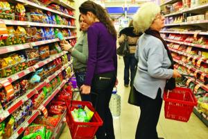 Penny, Kaufland, Real, Carrefour, Selgros si Metro le vand romanilor alimente expirate