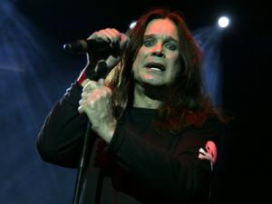 Ozzy Osbourne a dat unui cersetor un lantisor de 3.450 de euro