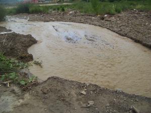 Dupa inundatii, prefectul a cerut ajutor pentru lacul de sub Meses