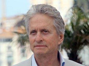 Michael Douglas si-ar putea pierde vocea din cauza cancerului