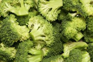 Broccoli scade riscul aparitiei cancerului pulmonar la fumatori