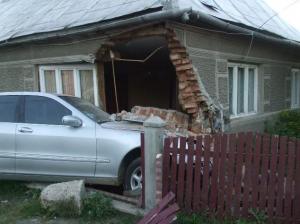 A daramat casa cu Mercedes-ul