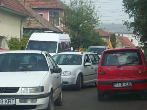 Strada Decebal nu face faţă traficului