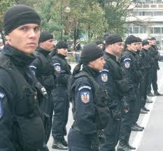 Poliţia comunitară, chemată să desfunde canale