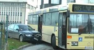 Maşină făcută praf de autobuz in Zalău