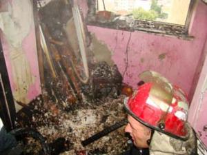 Apartament incendiat de o veioză