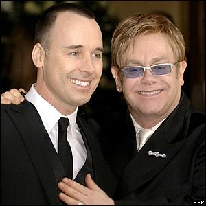 Elton John a devenit tătic