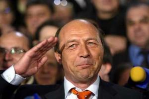 Băsescu a promulgat comisioanele abuzive