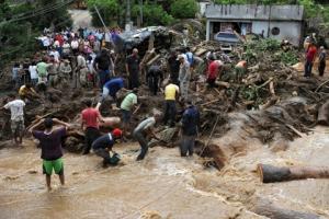 Un bărbat a supravieţuit 16 ore sub noroi, in urma alunecărilor de teren