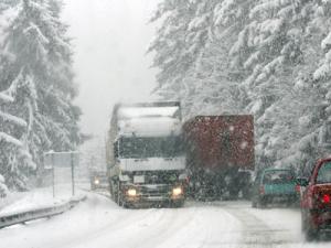 Zăpada i-a tarat sub camion