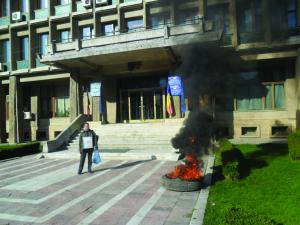 Protest ”incendiar” in faţa Prefecturii