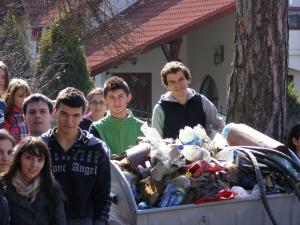 Elevi au adunat patru tone de gunoi din Zalău