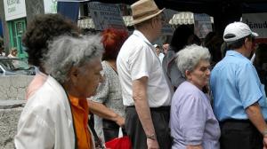 Pensionarele ajută voluntar bătranii