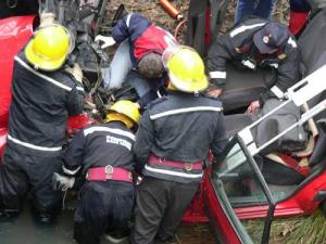 Au „aterizat” cu maşina in valea Dăbăceni