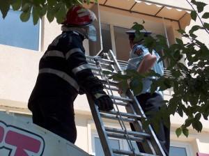 Copil de un an, blocat in casa